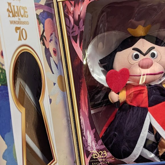 Disney's D23 Exclusive Queen of Hearts plush doll New in box - Picture 4 of 8